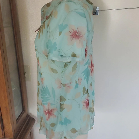 Elegant Floral Women's Blouse in Aqua and Pink - Picture 3 of 5